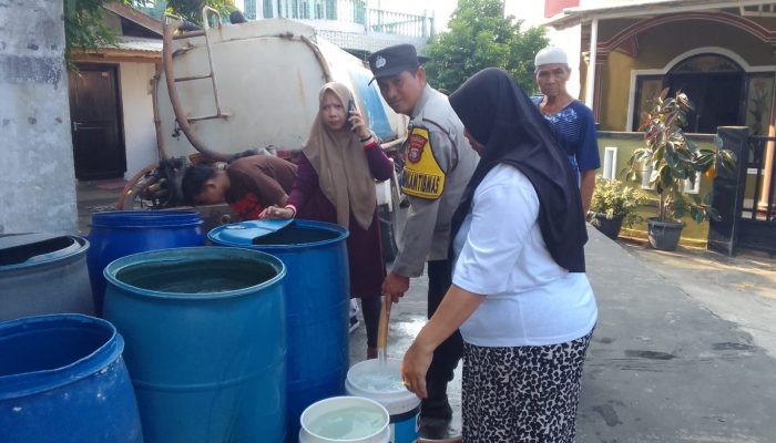 Terdampak El Nino, Polsek Bukit Bestari Salurkan Air Bersih Untuk Warga Tanjung Unggat 