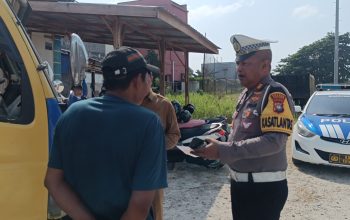Satlantas Polres Natuna Bagikan 200 Brosur Pemutihan Pajak Kendaraan Kepada Masyarakat