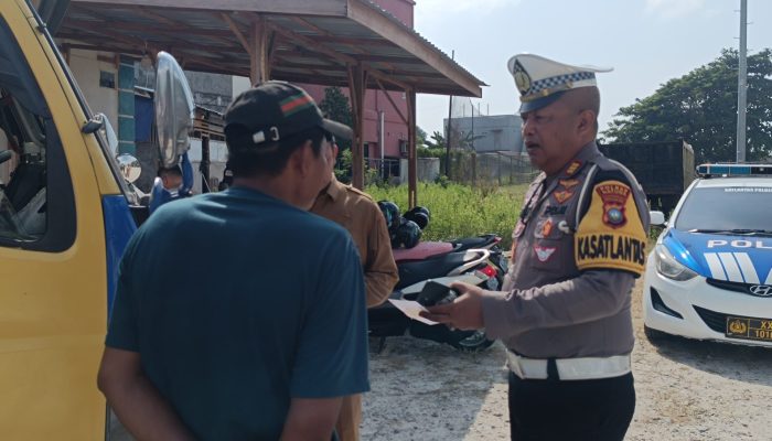 Satlantas Polres Natuna Bagikan 200 Brosur Pemutihan Pajak Kendaraan Kepada Masyarakat
