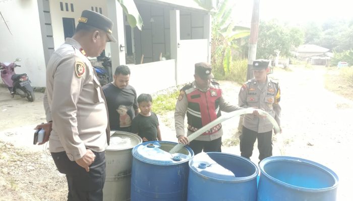 Terdampak El Nino, Polsek Tanjungpinang Kota Salurkan Air Bersih Untuk Warga di Senggarang