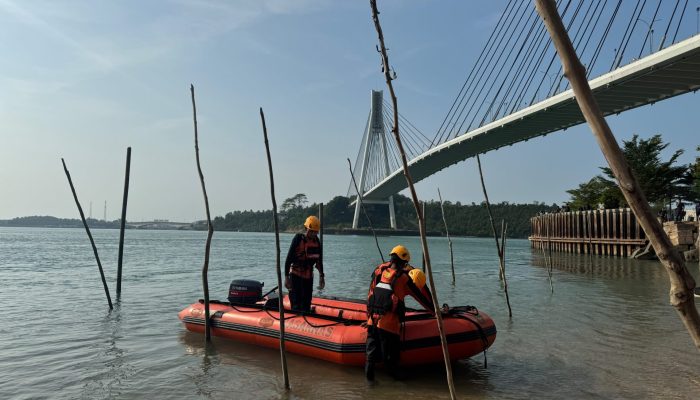Tim SAR Lakukan Pencarian Seorang Perempuan Jatuh Ke Laut dari Jembatan 1 Barelang