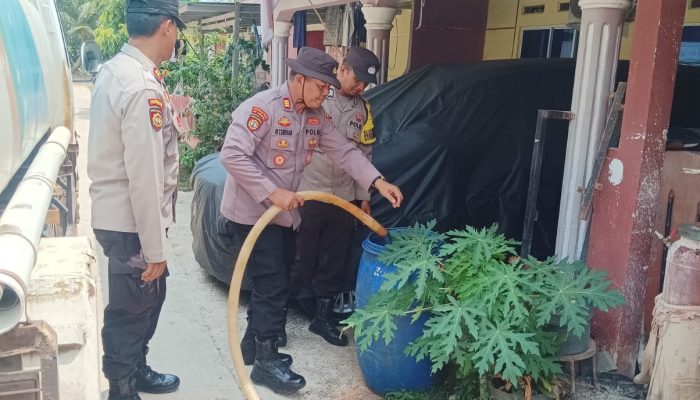 Sumur Warga Mengering, Polsek Bukit Bestari Distribusikan Air Bersih 5 Ton di Dompak