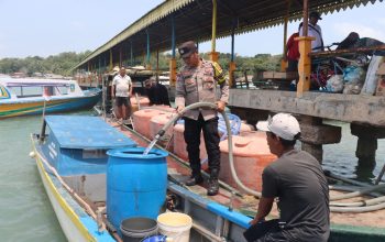 Sumur Mengering dan SWRO Perbaikan, Polsek Kota Distribusi 25 Ton Air Bersih ke Penyengat