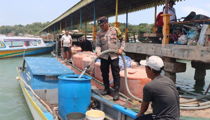 Sumur Mengering dan SWRO Perbaikan, Polsek Kota Distribusi 25 Ton Air Bersih ke Penyengat