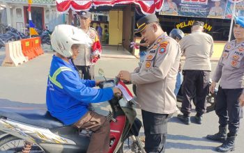 Sambut HUT RI ke-81 , Polsek Tanjungpinang Kota Bagikan 300 Bendara Merah Putih Gratis 