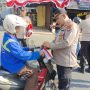 Sambut HUT RI ke-81 , Polsek Tanjungpinang Kota Bagikan 300 Bendara Merah Putih Gratis 