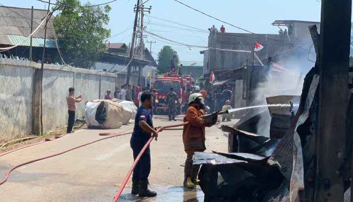 Gudang Barang Bekas di Tanjung Unggat Tanjungpinang Terbakar