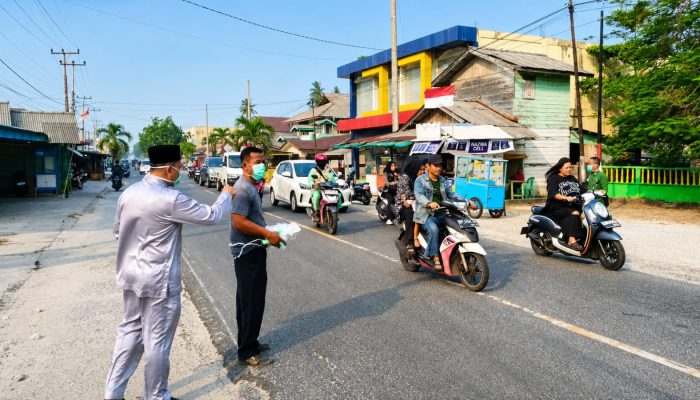 Kabut Asap Melanda Ranai, Camat Bunguran Timur Bagikan Masker Gratis Untuk Warga