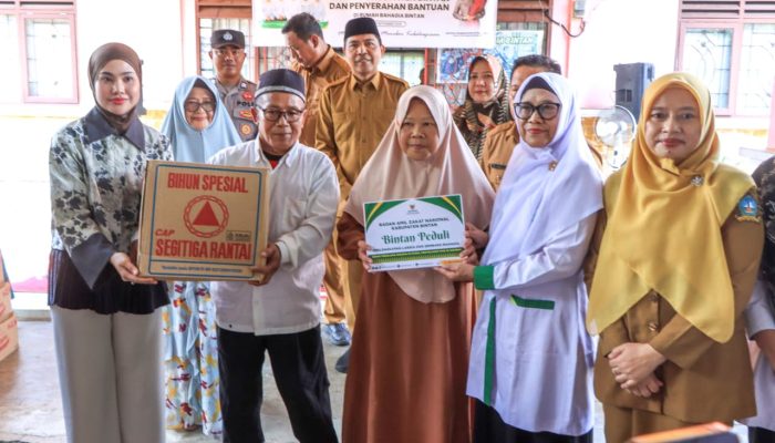 Tingkatkan Kepedulian Sosial, TP-PKK Bintan Serahkan Bantuan Lansia di Rumah Bahagia