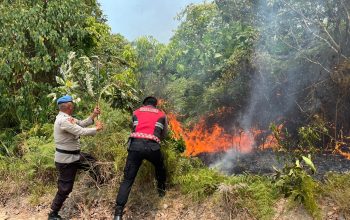 Polsek Bukit Bestari Bersama Damkar Padamkan Kebakaran Lahan 1,5 Hektar di Dompak