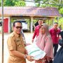 186 Warga Bunguran Batubi Terima Bantuan Pangan, Wabup Jarmin: Mari Jaga Bantuan Tepat Sasaran 