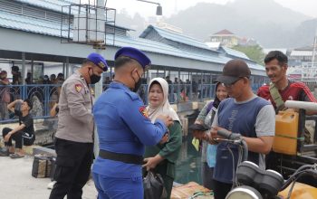 Kabut Asap Selimuti Anambas, Polisi Bagikan Masker di Pelabuhan