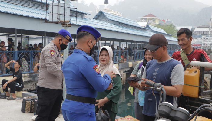 Kabut Asap Selimuti Anambas, Polisi Bagikan Masker di Pelabuhan