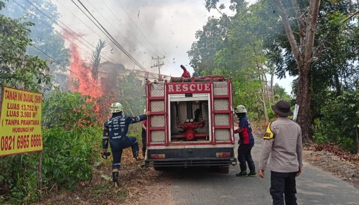 Polsek Tanjungpinang Timur-Damkar Padamkan Kebakaran Lahan di Pinang Kencana 