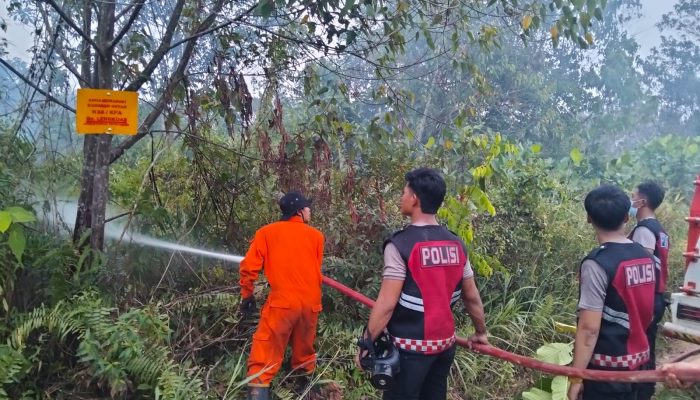 Polisi Bersama Damkar Padamkan Kebakaran Lahan 1,9 Hektare di Bintan Timur