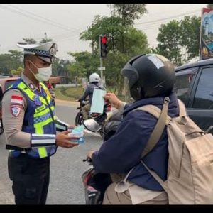 Terdampak Kabut Asap, Satlantas Polres Bintan Bagikan 1.000 Masker Untuk Masyarakat