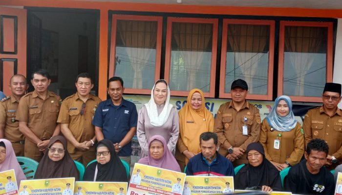 Pemkab Natuna Salurkan Bansos Rp1,2 Juta bagi Keluarga Miskin Ekstrem dan Lansia