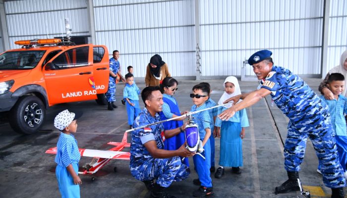 33 Murid TK Negeri 001 Bunguran Utara Kenali Dunia Kedirgantaraan di Lanud RSA