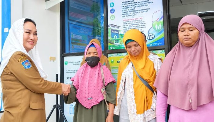 Penyerahan Bansos, Bupati Cen Sui Lan: Pemerintah Komitmen Membantu Masyarakat