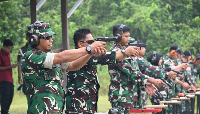 Danlanud RSA Ikuti Latihan Menembak Bagi Personel POMAU dan Intelijen