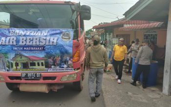 Polsek Tanjungpinang Kota Salurkan 15.000 Liter Air Bersih Untuk Warga Kampung Bugis