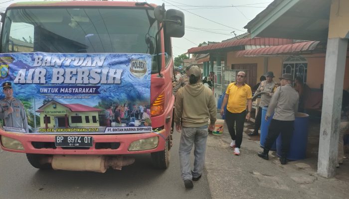Polsek Tanjungpinang Kota Salurkan 15.000 Liter Air Bersih Untuk Warga Kampung Bugis