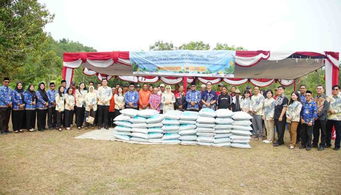 PERBARINDO Serahkan Bantuan Pupuk 50 Karung untuk Petani Tanjungpinang