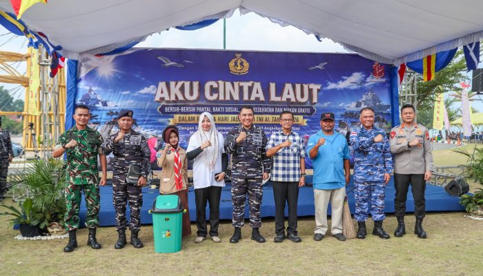 TNI AL Bersama Masyarakat Goro Bersihkan Tepi Laut Tanjungpinang, Sempena HUT Ke-81 TNI AL