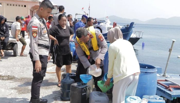 Warga Desa Sri Tanjung Alami Kekeringan, Polres Anambas Salurkan 20 Ton Air Bersih