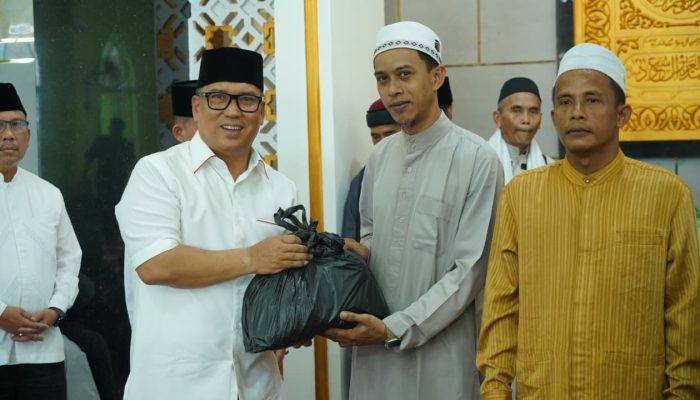 Jumat Berkah, Wagub Kepri Serahkan Sembako Untuk Dhuafa di Masjid Jami’ Miftahul Falah