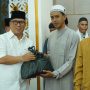 Jumat Berkah, Wagub Kepri Serahkan Sembako Untuk Dhuafa di Masjid Jami’ Miftahul Falah