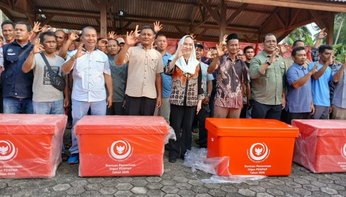Jaga Kualitas Hasil Laut, Bupati Natuna Serahkan 100 Cold Box untuk 9 KUB Nelayan