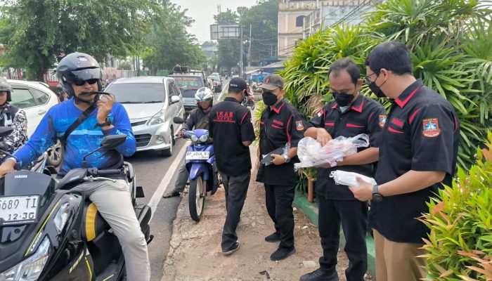 Terdampak Asap Karhutla, IKAB Kepri Bagikan Masker di Bundaran Pamedan Tanjungpinang