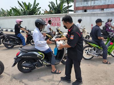Ancaman Kabut Asap, IKAB Kepri Bagikan Masker di Tanjung Uban hingga Kijang