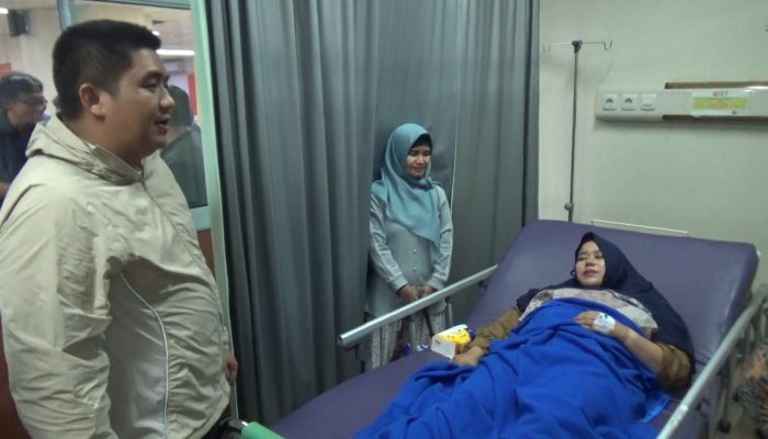 Bupati Roby Kunjungi Korban Kecelakaan Bus Pemkab Bintan