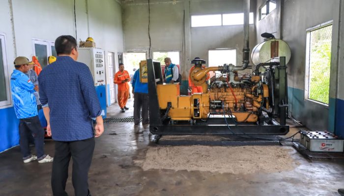 Bupati Roby Tinjau Kelistrikan Pulau Mapur, Tingkatkan Nyala Listrik Hingga 24 Jam