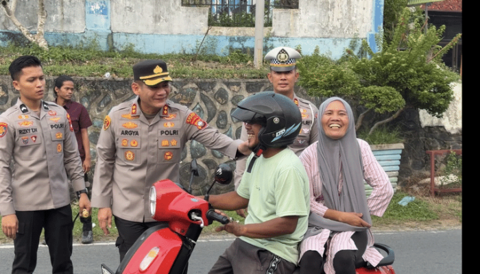 Kabut Asap, Kapolres Bintan Turun Langsung Bagikan Masker Kepada Pengguna Jalan