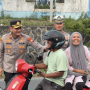Kabut Asap, Kapolres Bintan Turun Langsung Bagikan Masker Kepada Pengguna Jalan