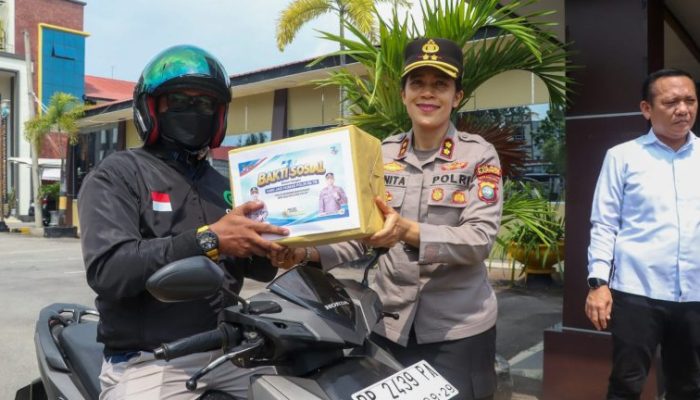 HUT Ke-75 Humas Polri, Polres Karimun Salurkan Bansos kepada Pengemudi Ojol